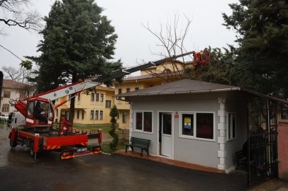 Bursa Büyükşehir ekipleri, şiddetli rüzgara karşı sahada