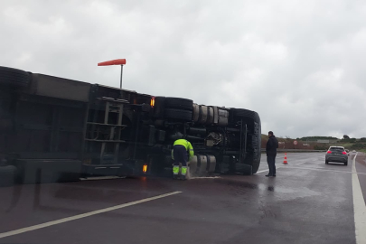Bursa'da fırtına otobanda tırı devirdi