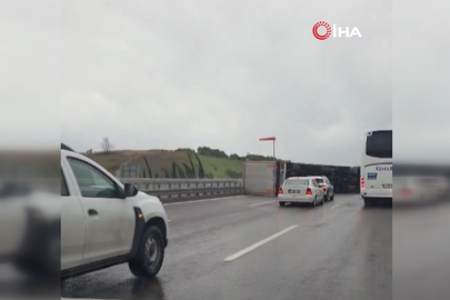 Bursa'da fırtına otobanda tırı devirdi