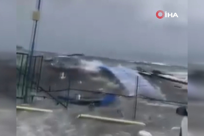 Bursa'da fırtına sebebiyle kara ile deniz birleşti