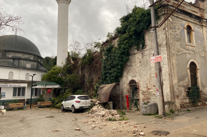 Bursa'da fırtına tarihi kiliseyi de vurdu