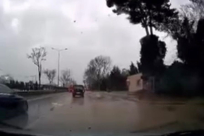 Bursa'da fırtınanın ağacı devirme anı kamerada