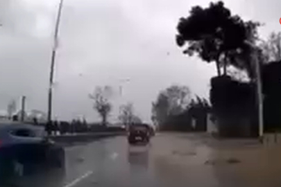 Bursa'da fırtınanın ağacı devirme anı kamerada