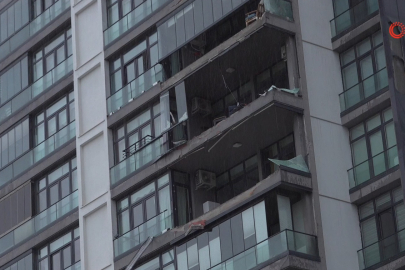 Bursa'da lüks sitenin cam balkonları lodosla beraber uçtu
