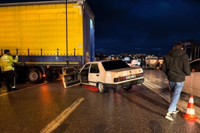 Bursa'da otomobil tıra çarptı: 1 yaralı