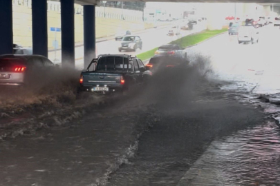 Bursa'da sağanak yağış caddeleri göle çevirdi