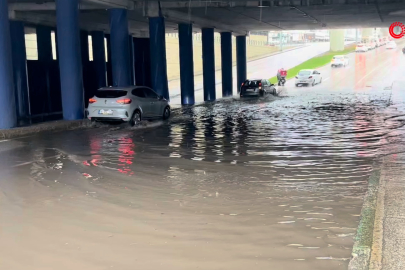 Bursa'da sağanak yağış caddeleri göle çevirdi