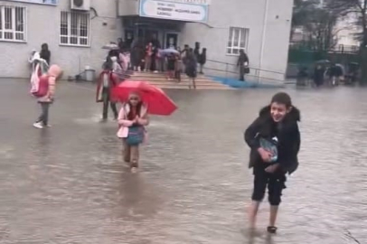 Bursa'yı sağanak ve fırtına vurdu: Çocuklar mahsur kaldı