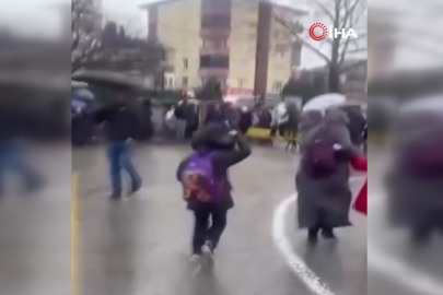 Bursa'yı sağanak ve fırtına vurdu: Çocuklar mahsur kaldı