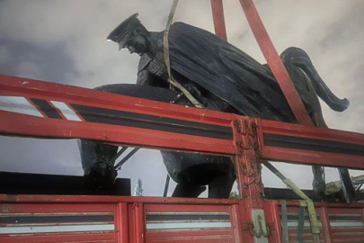 Gebze’de Atatürk heykeli gerilimi: Kamyonla sökülüp taşınırken önü kesildi