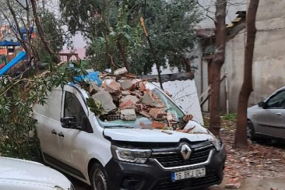 Gemlik'te şiddetli lodos sebebiyle çatılar bir bir uçtu