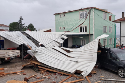 İznik'te şiddetli fırtına evin çatısını uçurdu