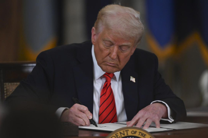 Trump'ın Rusya'ya karşı yaptırım tasarısını onayladığı açıklandı