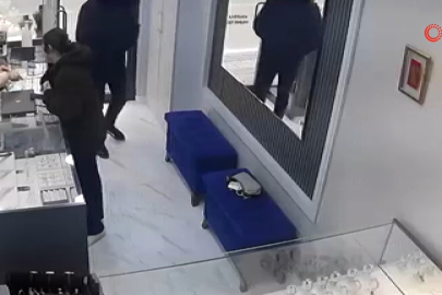 Bursa'da kamera şakası gibi soygun girişimi kamerada