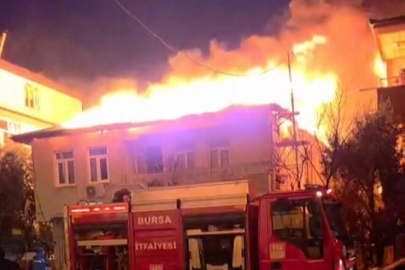 Bursa'da iki katlı evin çatısı alevlere teslim oldu