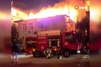 Bursa'da iki katlı evin çatısı alevlere teslim oldu