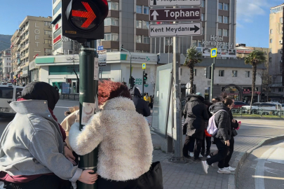 Bursa'da lodos zor anlar yaşattı: trafik lambasına tutundular