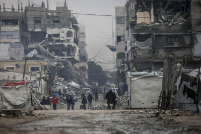 Katil İsrail, Gazze'ye hava ve topçu saldırıları düzenlemeye devam etti