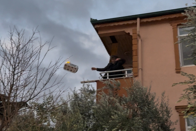 Lodosun etkisiyle alevler komşu binaya sıçradı: Balkondaki alevli eşyaları aşağı attı