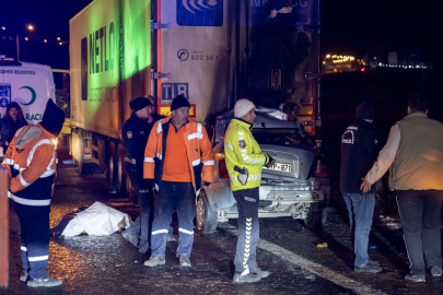 Tıra çarpan otomobilin sürücüsü hayatını kaybetti