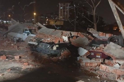 Bursa'da lodos duvarı devirdi, altında kalan 10 araç hasar gördü