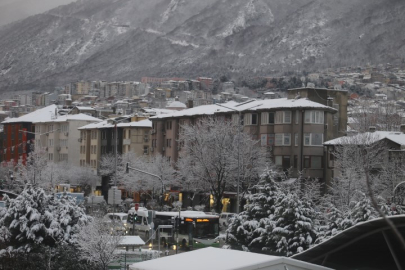 Bursa'da kar yağışı ulaşımda aksamaya neden oldu!