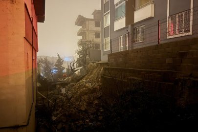 Kahramanmaraş'ta bir binanın istinat duvarı çöktü