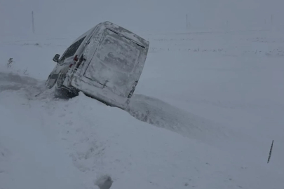 Kara saplanan minibüsteki yolcuları jandarma kurtardı