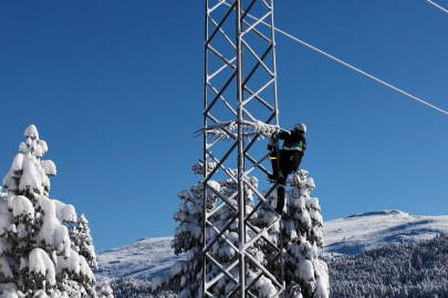 Uludağ'da beline kadar kara gömülen ekiplerin zorlu mesaisi
