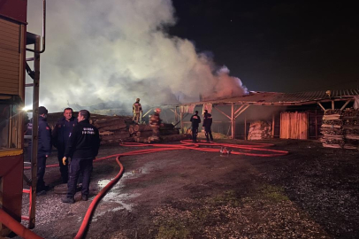 Bursa'da ahşap palet fabrikasındaki yangın kontrol altına alındı