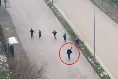 Bursa'da kar topu gerginliği: Otobüs şoförü çocukları sopayla kovaladı