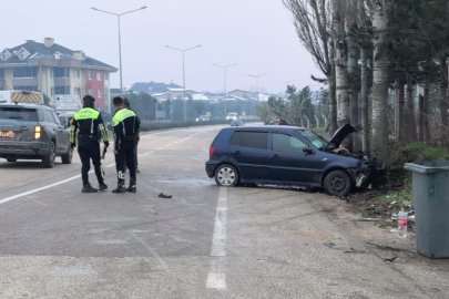İnegöl'de kontrolden çıkan otomobil kaldırıma ve ağaca çarptı: 2 yaralı