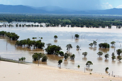 Avustralya’da sel: Yollar kapandı, araçlar denize sürüklendi