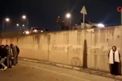 Bursa'da akıl almaz trafik kazası: Demir bariyerler araçların üzerine düştü