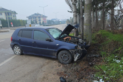 Bursa'da direksiyon hakimiyetini kaybeden sürücü ağaca çarptı