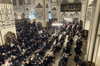 Bursalılar Miraç Kandili'nde Ulu Cami'ye akın etti