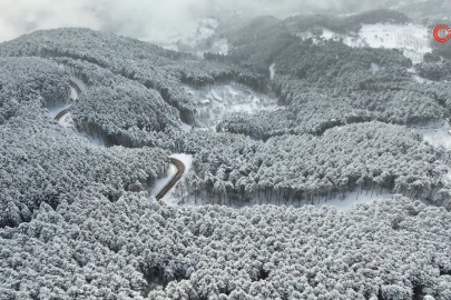Beyaz örtüyle Uludağ'ın virajları görsel şölene dönüştü