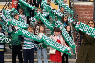 Bursa'da karne alan öğrencilerden tribünleri aratmayan coşku