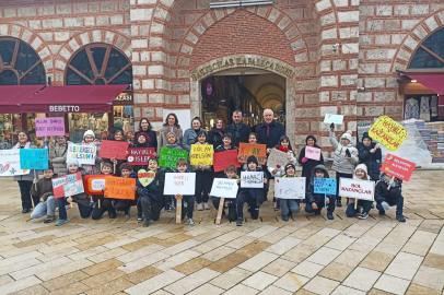 Bursa'da miniklerden Tarihi Çarşı ve Hanlar Bölgesinde anlamlı mesaj