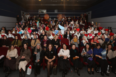 Bursa'da yüzlerce kadın aynı anda iyilik için ilmek attı