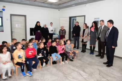 Çocukların karnelerini Başkan Erkan Aydın verdi