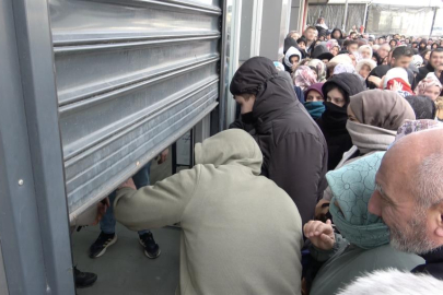 Bursa'da indirim izdihamı: 100 liralık alışveriş için dondurucu soğukta saatlerce beklediler