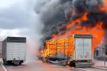 Bursa'da park halindeki sünger ve mobilya yüklü tır dorseleri alev alev yandı