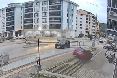 Direksiyon dersinde fren yerine gaza bastı: Otomobil dükkânın önüne uçtu