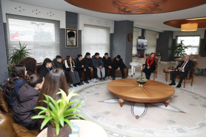 Badırgalı çocuklar el emeklerini Başkan Şadi Özdemir'e hediye etti