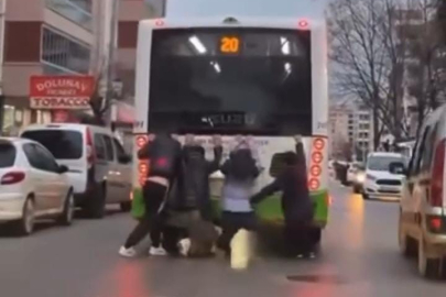 Bursa'da belediye otobüsünde tehlikeli yolculuk