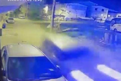 Bursa'da sürücü park halindeki otomobile çarpıp kaçtı