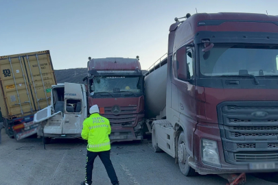 11 araç birbirine girdi: Çok sayıda yaralı var