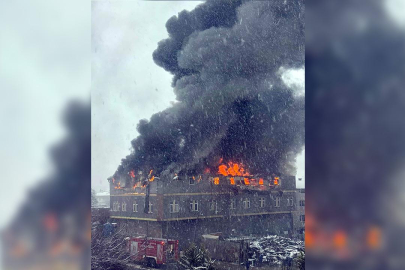 İstanbul'da fabrika yangını: Gökyüzü siyaha büründü