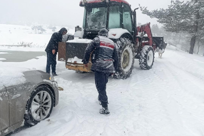 Sakarya'da yoğun kar: Mahsur kalan 15 araç kurtarıldı